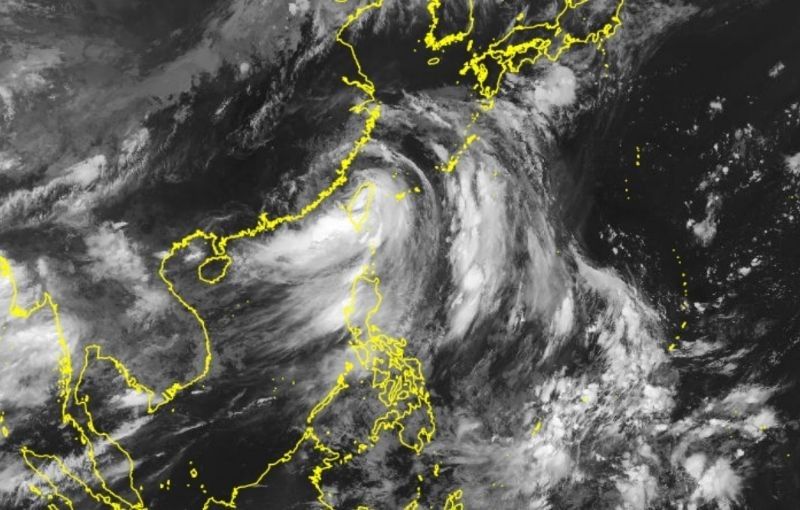 'Carina' batters Taiwan after pummeling Philippines