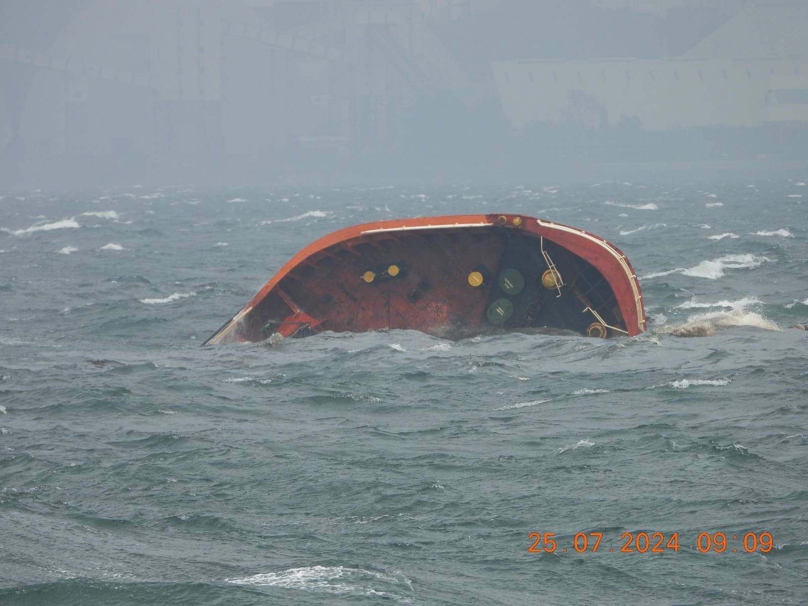 Divers attempt to reach sunken oil tanker