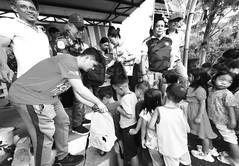 Mga katutubong mag-aaral, tumanggap ng school supplies