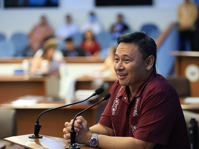 Sec. Angara binisita mga iskul sa Muntinlupa