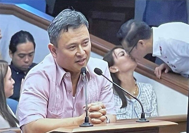 Sen. Win at Bianca, nilanggam sa Senado!