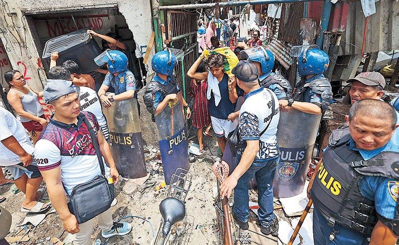 20 hurt, 2 arrested in Pasay demolition