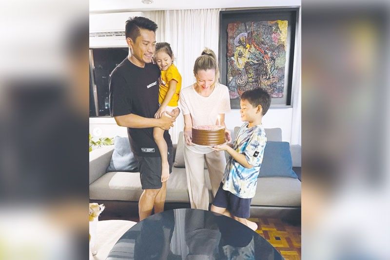 Hiwalay na sa nanay ng dalawang anak James, may gf na actress?!