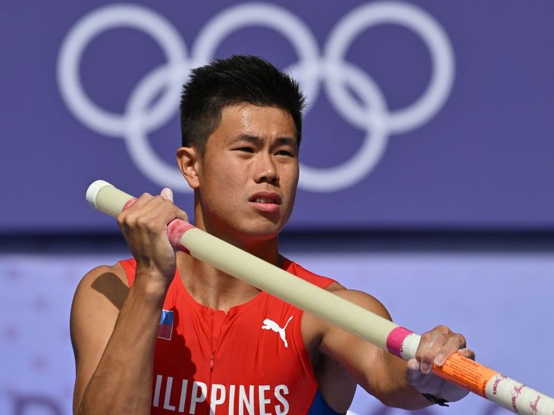 Obiena avoids scare, qualifies to Olympic pole vault finals