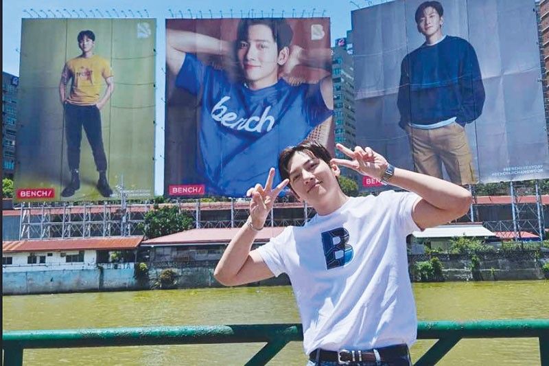 Korean actor Ji Chang Wook, game sa backhug sa fan