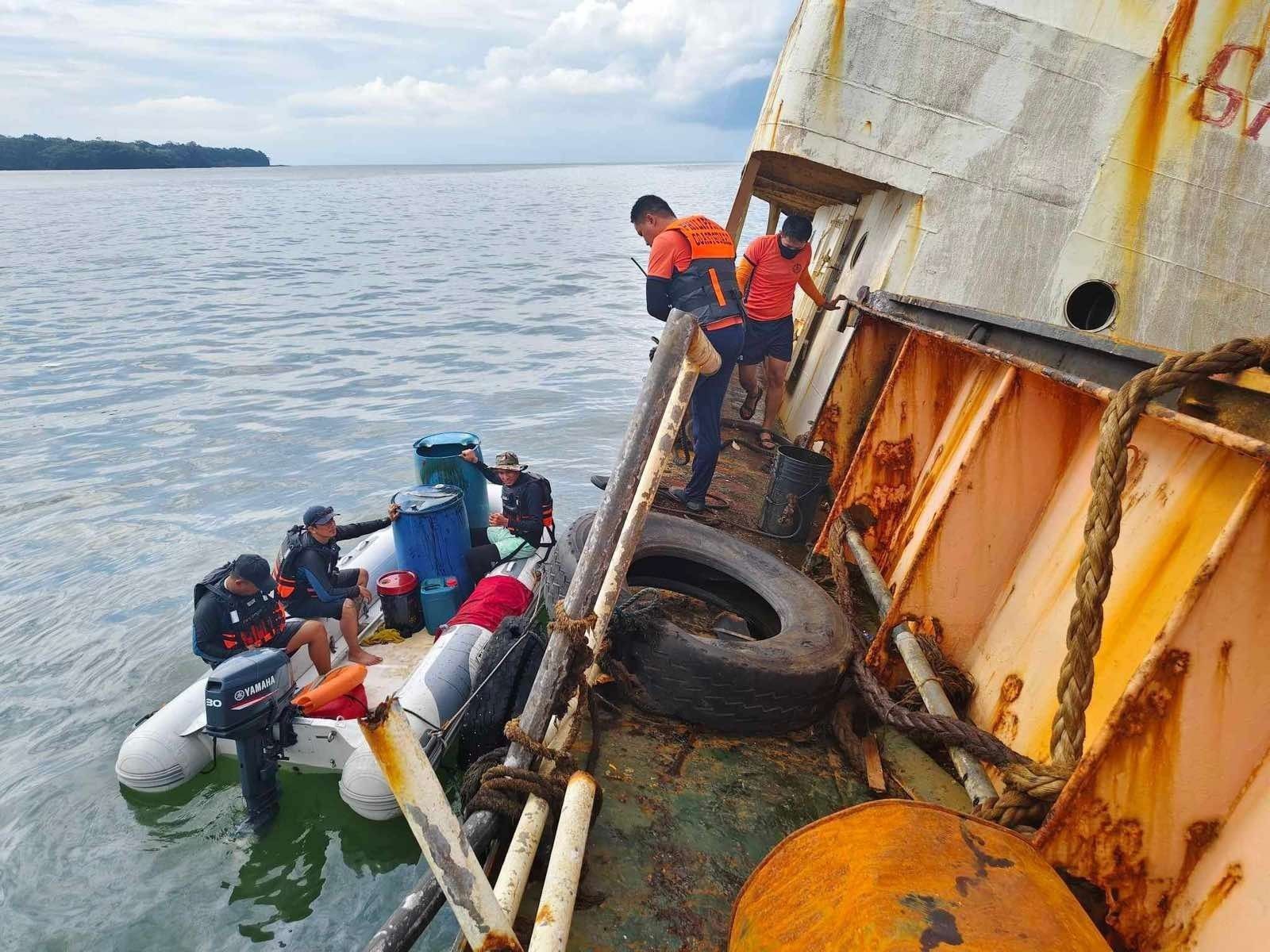 790-litrong oil spill, 5 sakong debris nakolekta