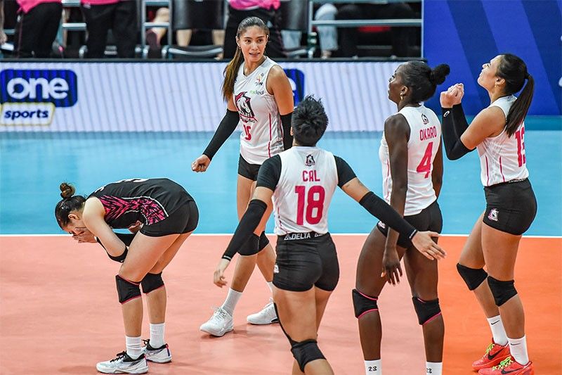 Akari turns lights on, stuns Cignal