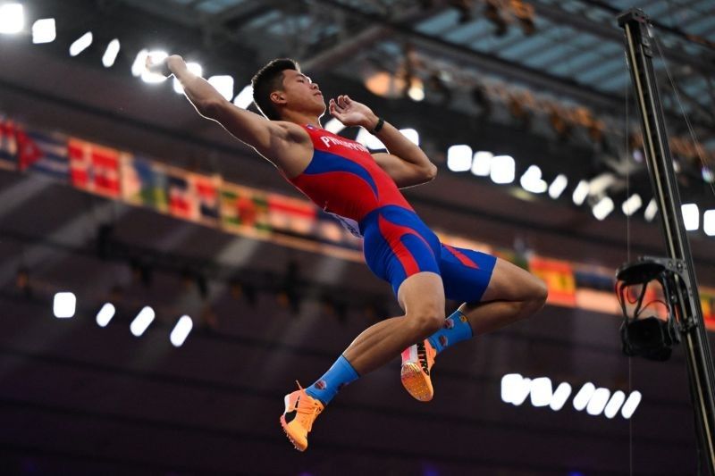 Obiena slides to No. 3 in world pole vault rankings