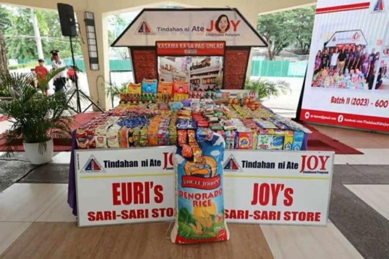 300 QCitizen nabenepisyuhan ng sari-sari store package ni Mayor Joy