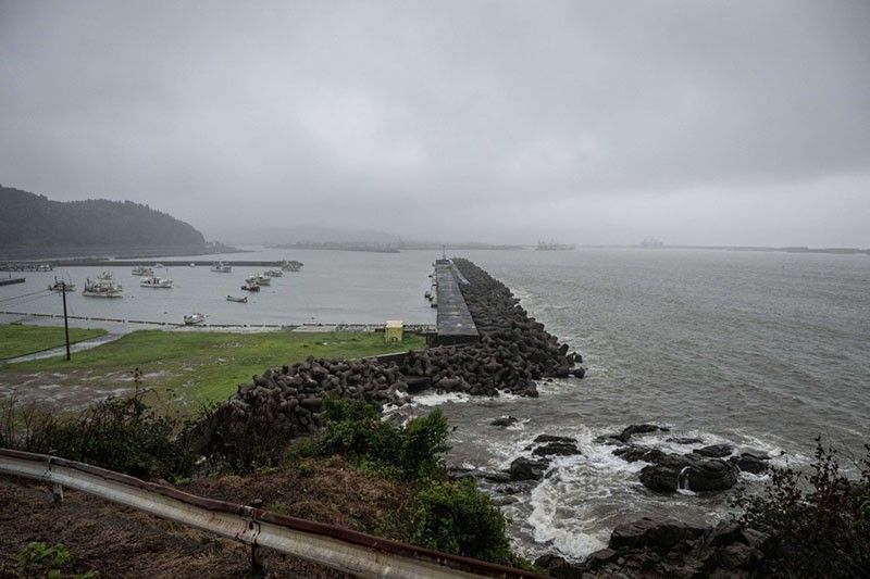 'Very strong' typhoon buffets Japan's Pacific coast