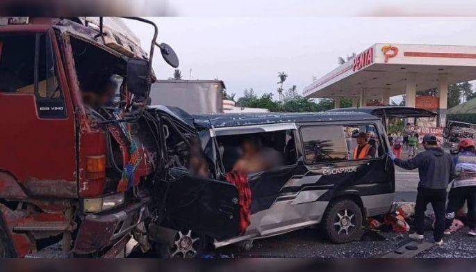 8 patay, 7 sugatan sa salpukan ng van at trak