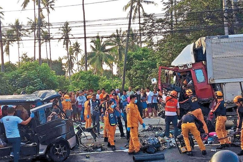 8 die as van, truck collide in Quezon province