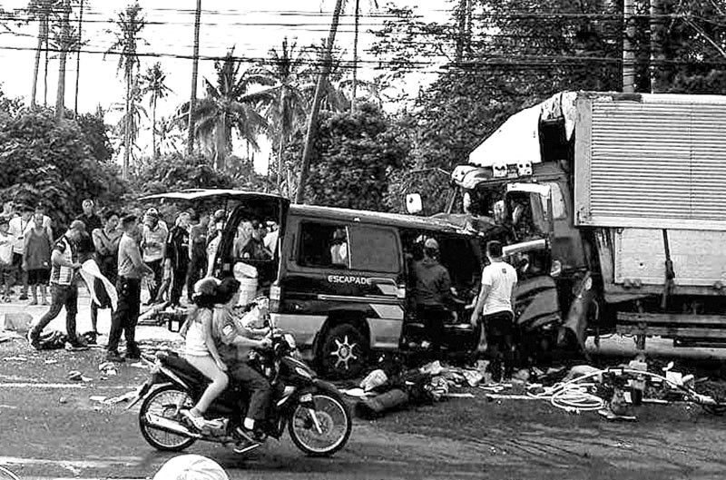 8 patay, 7 sugatan sa salpukan ng van, truck