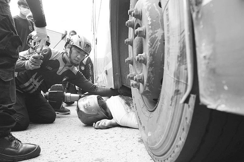 Angkas ng motor nagulungan ng bus sa EDSA Carousel, patay