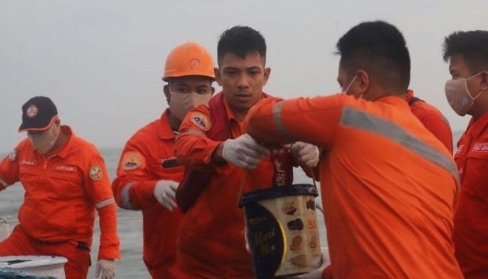 Delayed oil siphoning from sunken vessel alarms Bataan residents