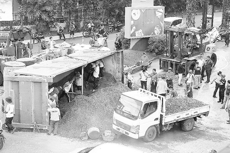 L300 van nadaganan ng dump truck: 16 katao sugatan