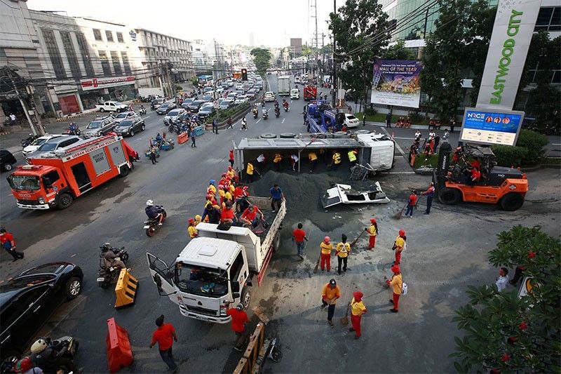 L300 van nadaganan ng dump truck: 16 sugatan