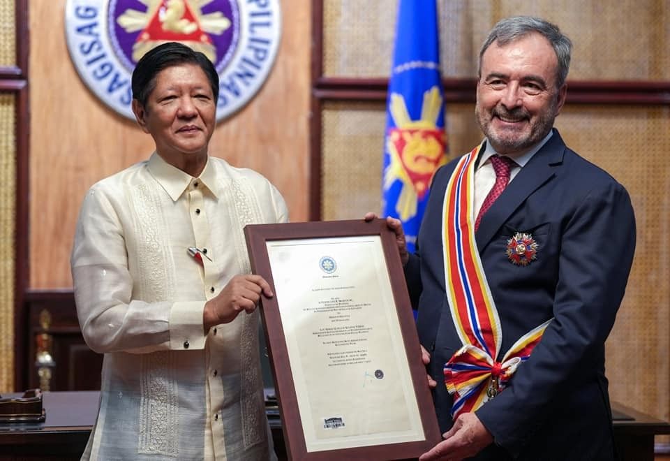 Marcos awards Order of Sikatuna to outgoing EU envoy VÃ©ron