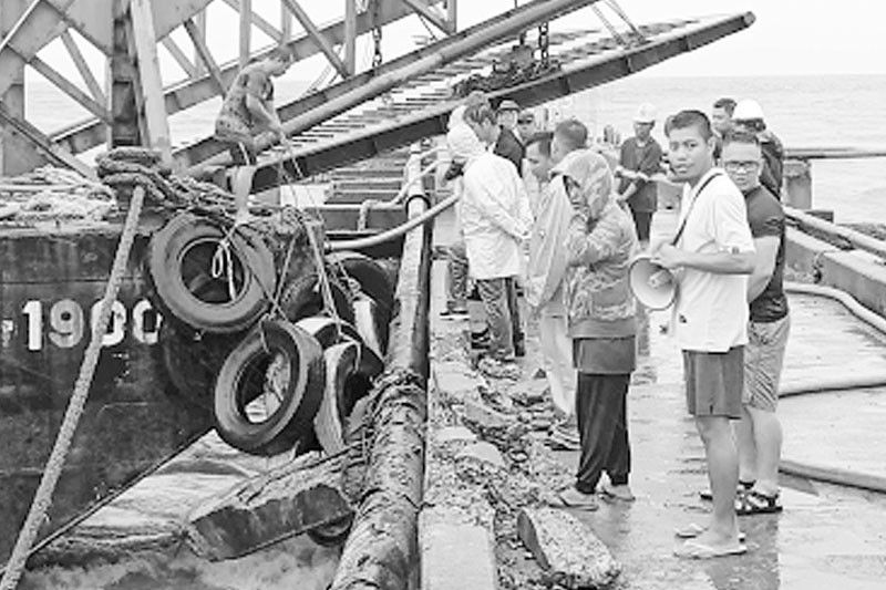 Barge sumadsad sa pantalan sa Cavite