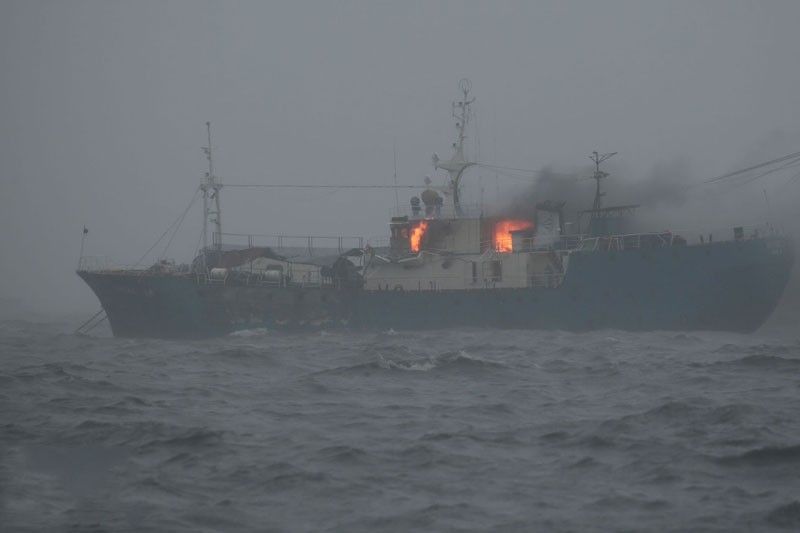 Barko nakaangkla sa Navotas, nagliyab; 1 crew nawawala