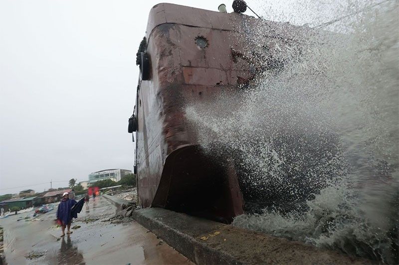 Barge runs aground in Navotas due to Enteng