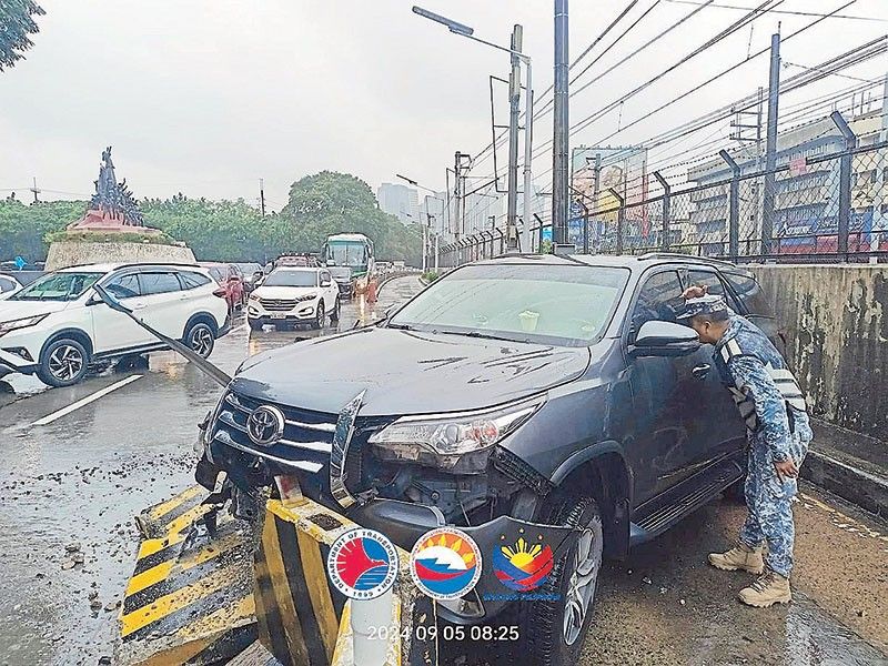 SUV crashes into EDSA busway barriers