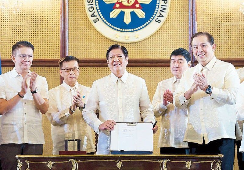 Marcos tinintahan na ang Magna Carta of Filipino Seafarers law