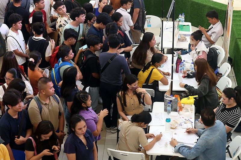 Pinoys to still vote for bets who tackle job, food, health issues — survey