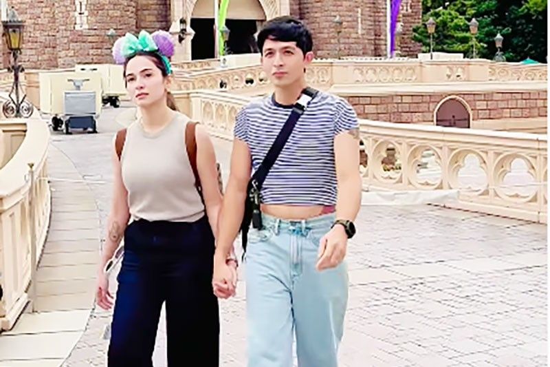 Dennis, nag-crop top sa Disneysea!