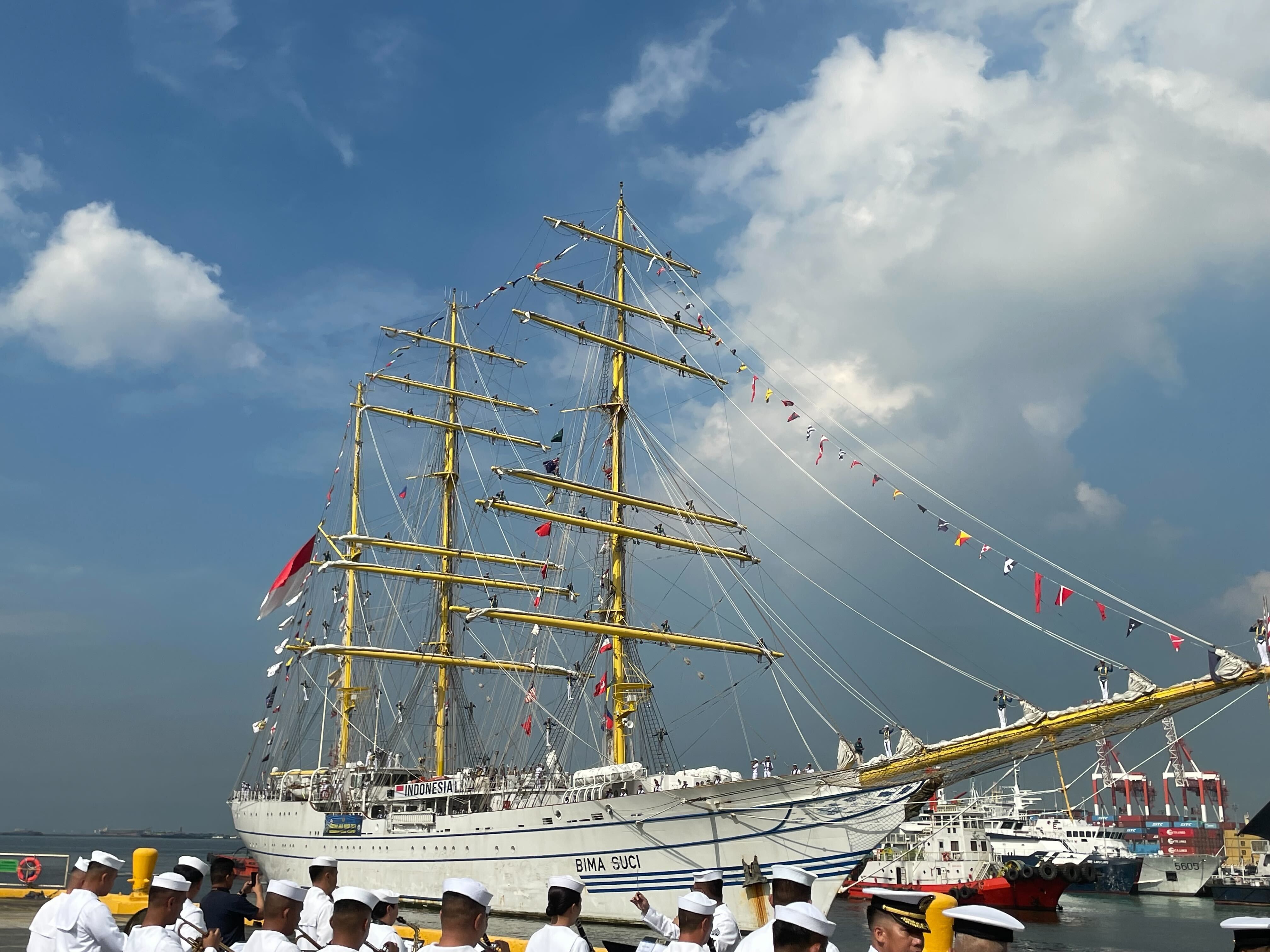 Indonesiaâ��s largest naval training ship docks in Manila Â 