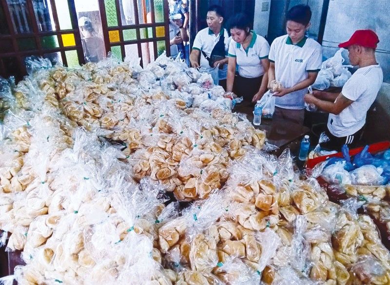 Kamuning Bakery namigay ng 100,000 na pandesal