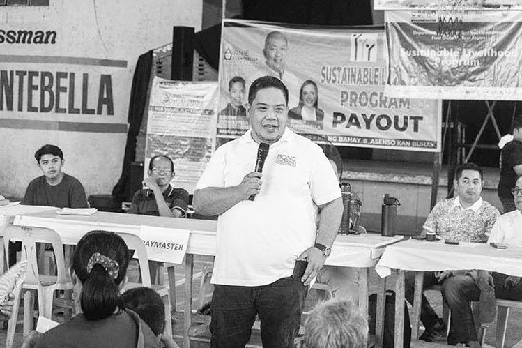 Gubernatorial candidate sa Camarines Sur binuweltahan ang kalaban sa pulitika