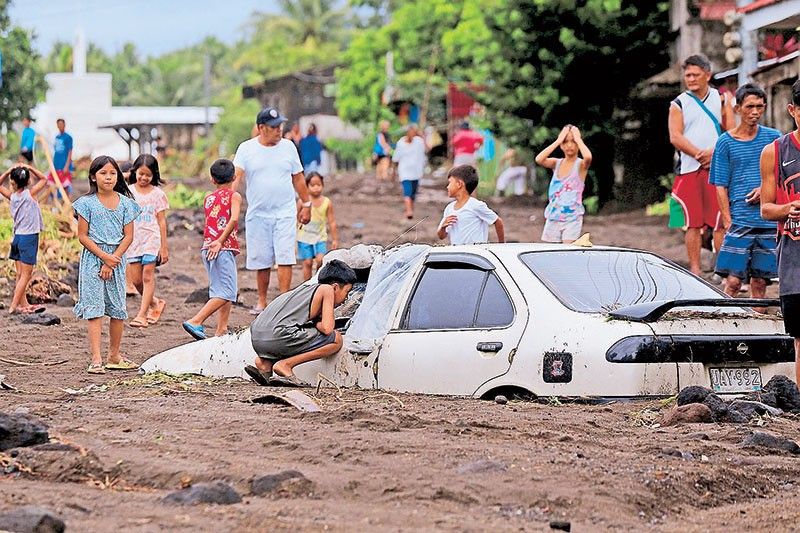 Kristine pounds Bicol, accelerates westward