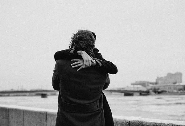 New Zealand airport sets 3-minute limit on hugs