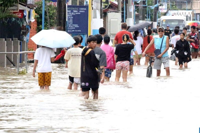 Multi-billion flood control projects kukwestyunin ng Senado