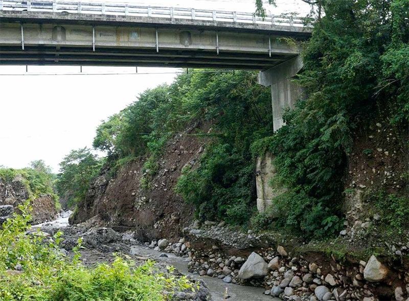 Gumuguhong pundasyon ng tulay sa Quezon, ikinabalisa ng mga residente