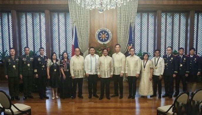 Marcos praises Metrobank Medallion of Excellence awardees