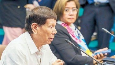 Idinepensa ni dating Pangulong Rodrigo Duterte ang madugong drug war ng kanyang administrasyon nang humarap kahapon sa Senado habang nakatingin sa kanya si exsenator Leila de Lima. 