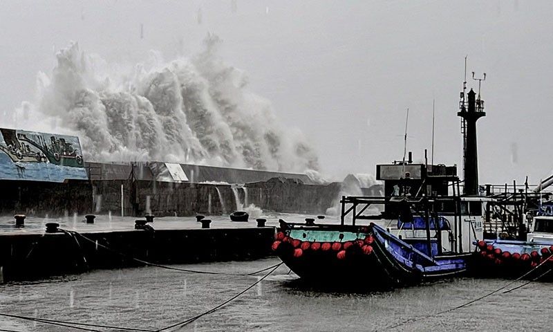 Super Typhoon Kong-rey makes landfall in Taiwan