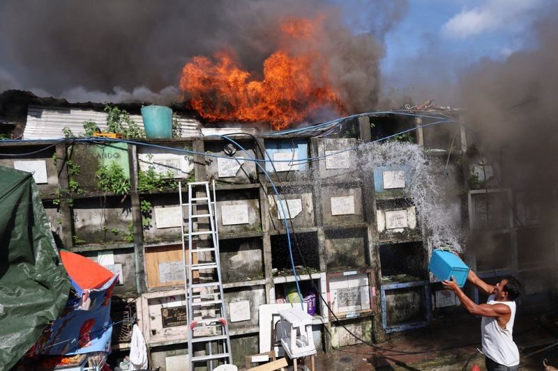 Fire breaks out at Bagbag Cemetery in Quezon City