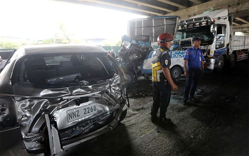 Delivery van driver naipit sa karambola ng 6 sasakyan