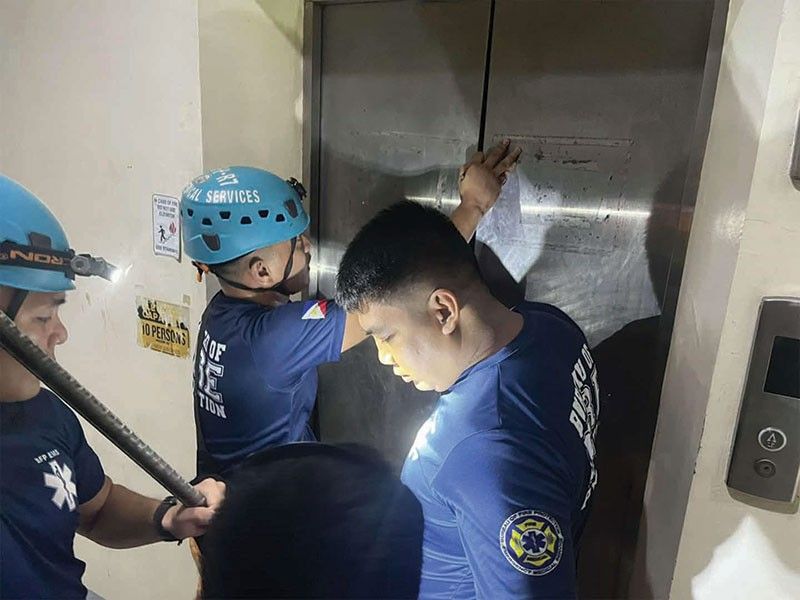 18 tinun-an na-trap sa elevator