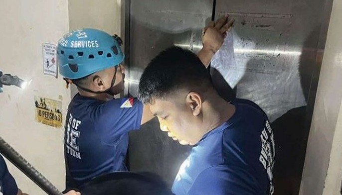 18 tinun-an na-trap sa elevator