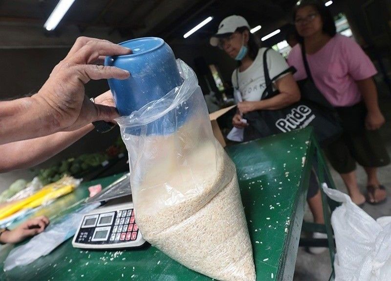 Palace allows one-time rice aid to uniformed personnel