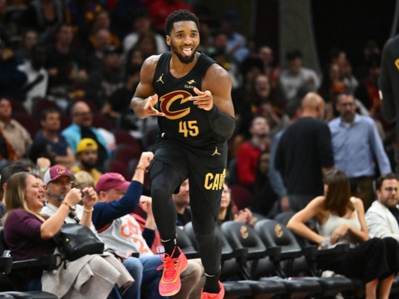 Mitchell scores 36 as Cavs tame Bulls, go 12-0