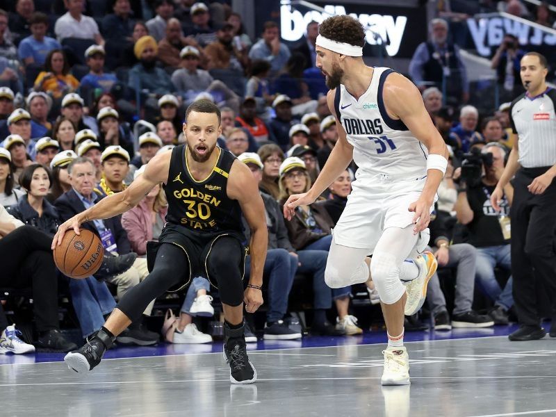 Curry dazzles on Thompson's return as Warriors down Mavs