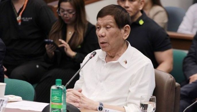 The Senate Blue Ribbon Committee secretary administers the oath of former President Rodrigo Roa Duterte Monday, Oct. 28, 2024 before he begins his testimony before the subcommittee investigating motu proprio the alleged extra-judicial killings during his administration. 