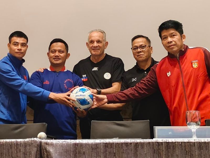 From left: Vietnamâs Nguyen Dinh Hoang,Â Indonesiaâs Arif Kurniawan,Â the Philippines' Vic HermansÂ ,Â Thailandâs Surapong PlyouwongÂ andÂ Myanmarâs Htay Myint.