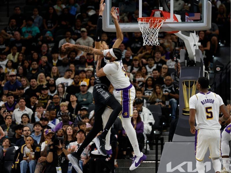 Davis, James spark Lakers over Spurs; Cavs stay perfect