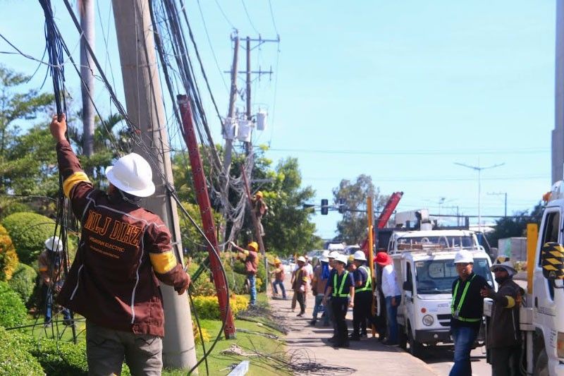 VECO starts clearing spaghetti wires along Ouano Avenue